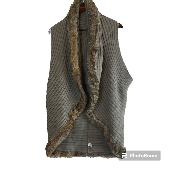 Cable Knit Sweater Vest Cardigan Sz OS With Faux Fur Trim Olive Green Cozy Top - Picture 1 of 11